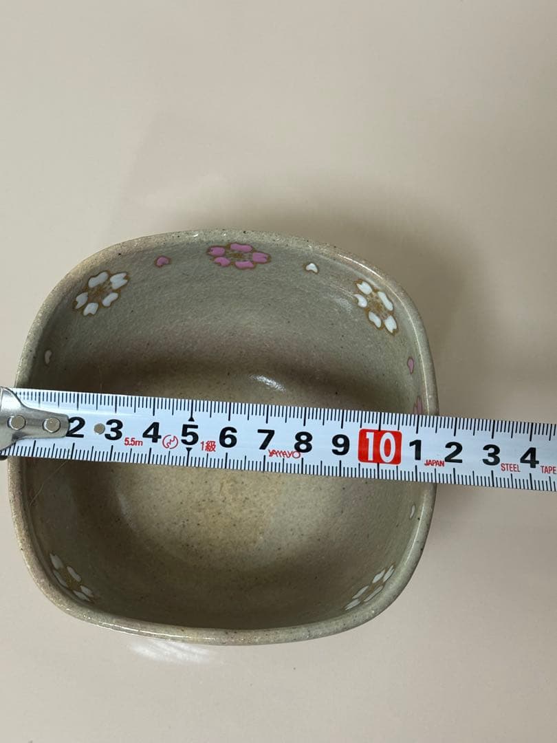 桜模様の陶器製茶碗