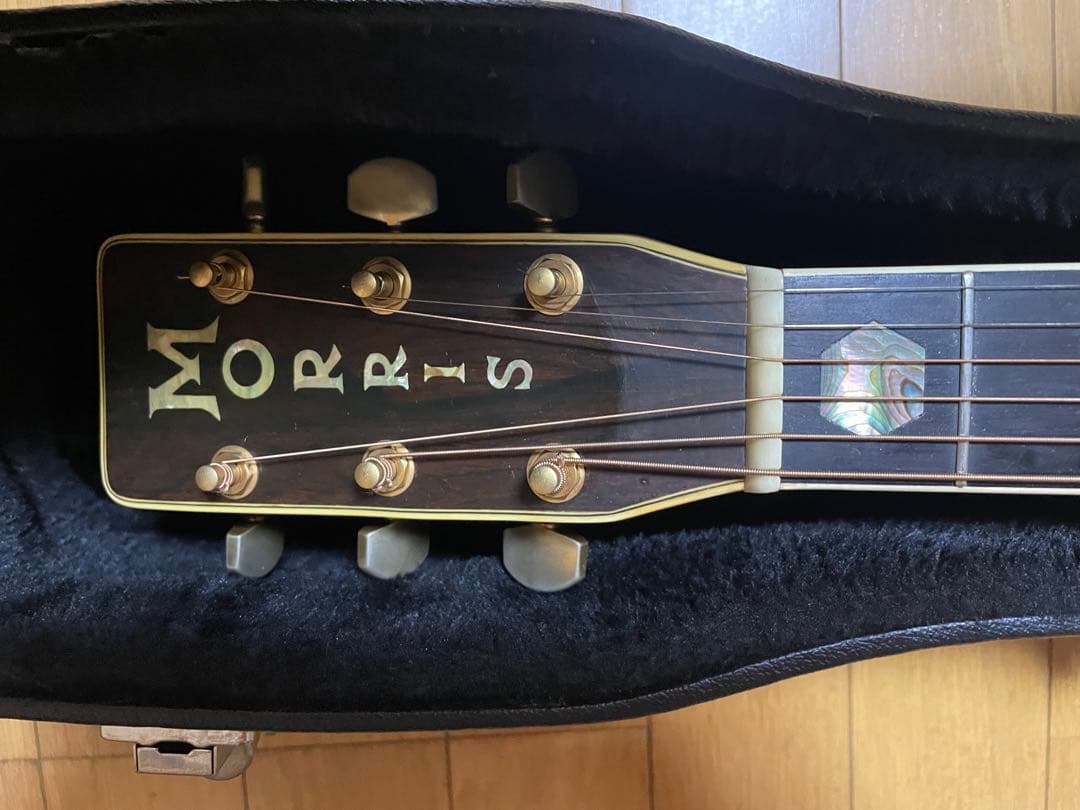 Morris Special アコースティックギター、ハードケース付き。