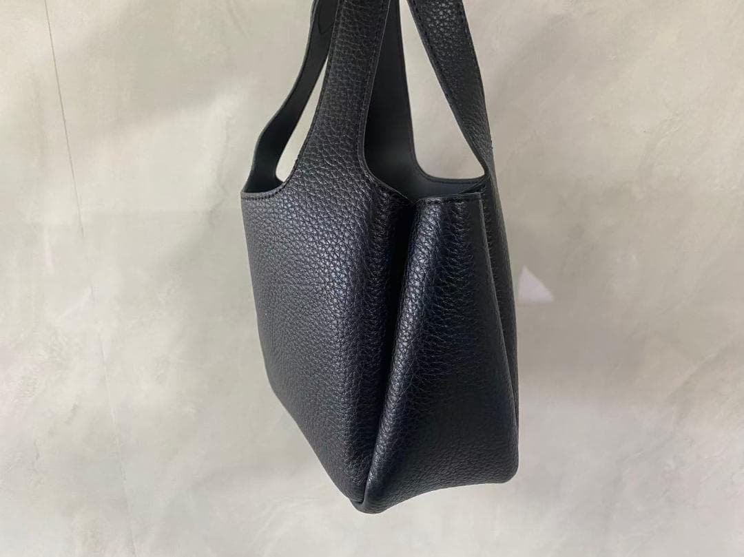 黑い革のハンドバッグです