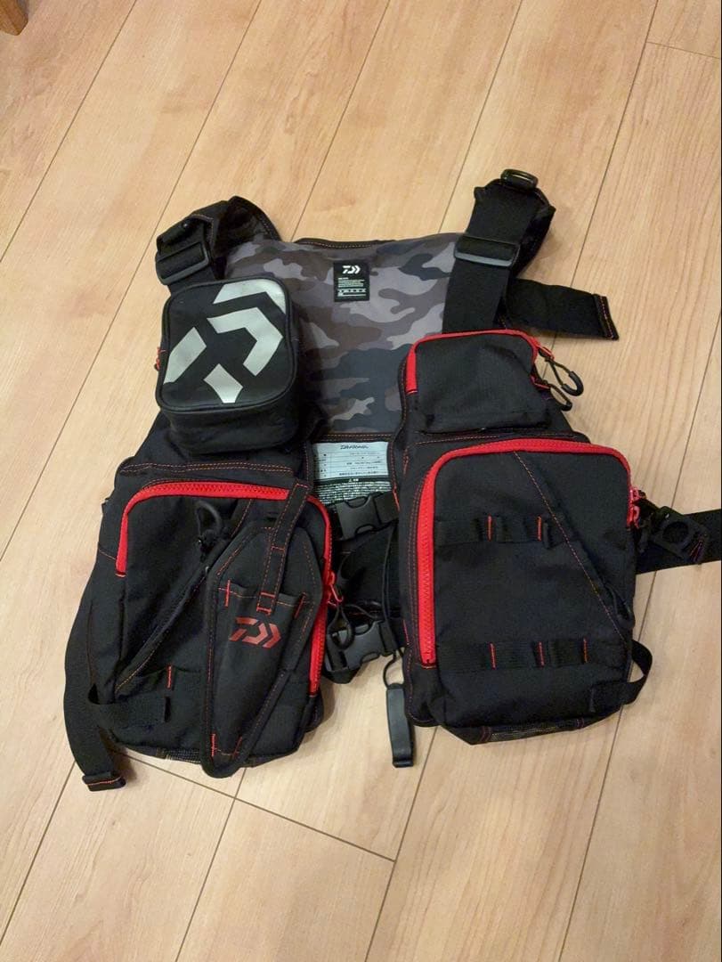 ダイワ　フロートゲームベスト　ブラックレッド　フリー / ライフジャケット