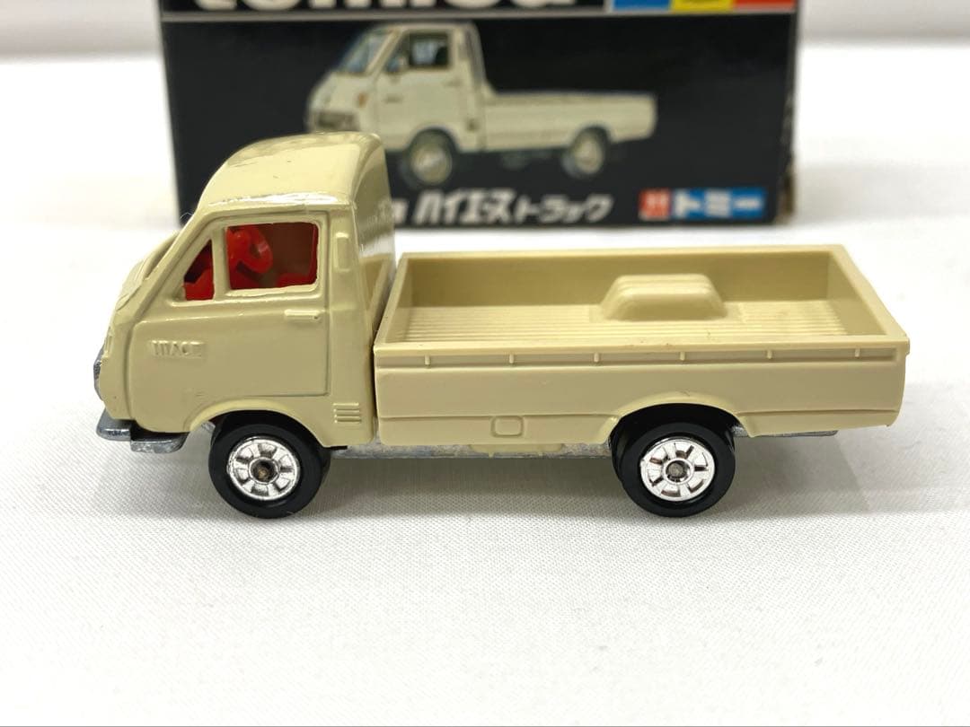 トミカ トヨタ ハイエース トラック ベージュ クリーム No.24 黒箱