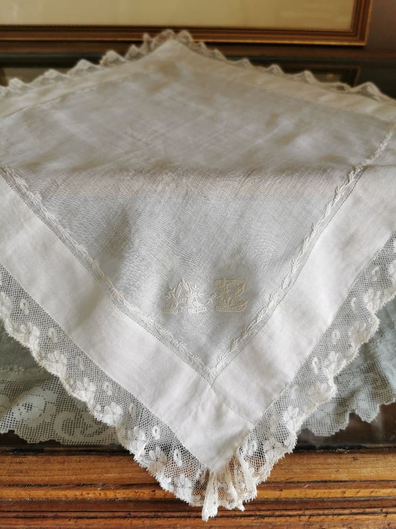 アンティークフランス 精緻な薊刺繍 イニシャル花文字ＡＢ マリアージュハンカチ