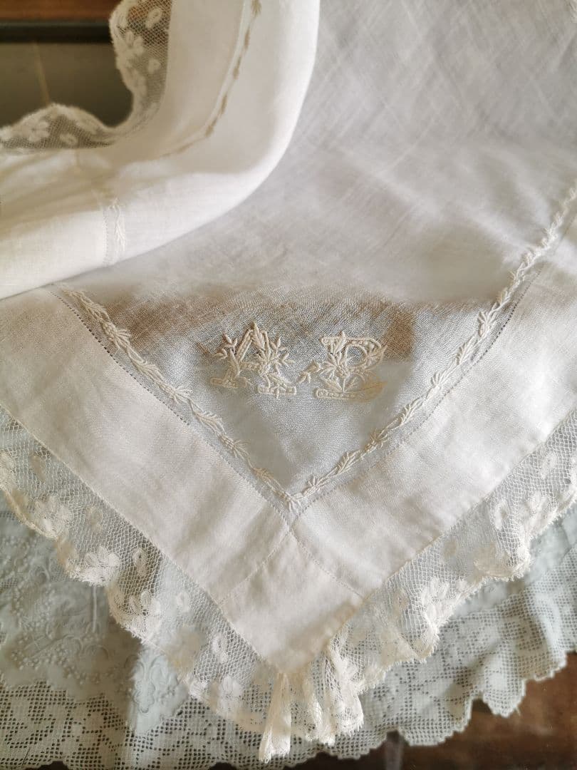アンティークフランス 精緻な薊刺繍 イニシャル花文字ＡＢ マリアージュハンカチ