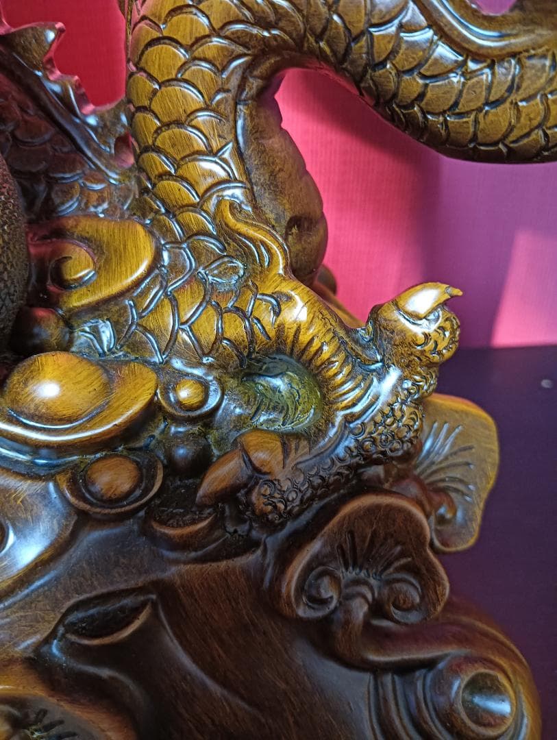 ドラゴンと木の彫刻置物
