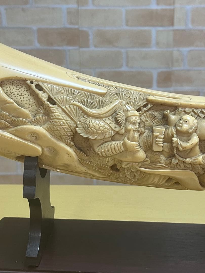 一本牙　象牙風レプリカ　置き物　長さ約81cm 置き台付　樹脂か練り物