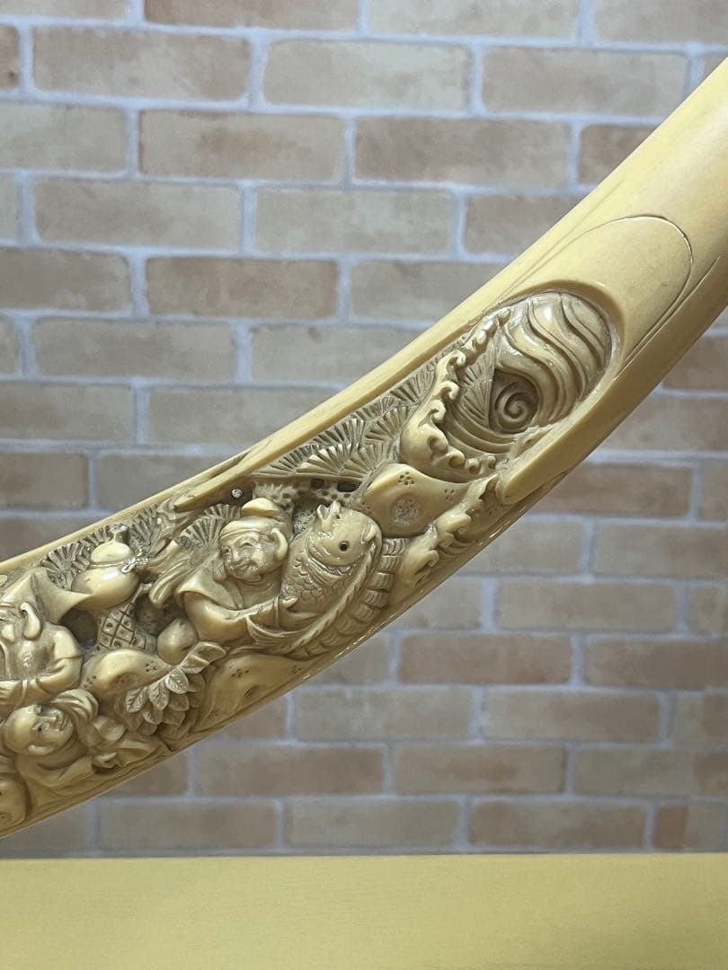 一本牙　象牙風レプリカ　置き物　長さ約81cm 置き台付　樹脂か練り物