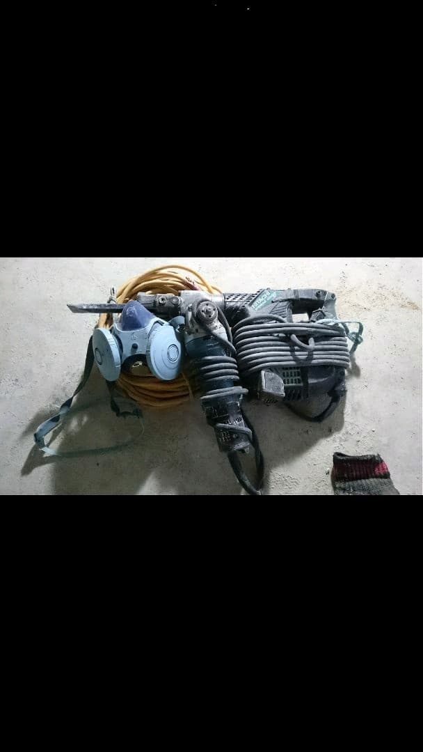 電動ハンマーと延長コードとサンダー