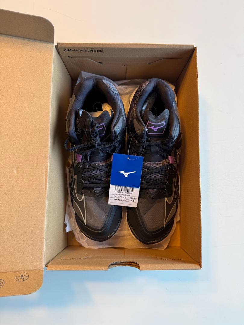 【新品未使用品】Mizuno バレーボール　ウエーブライトニング Z8 MID