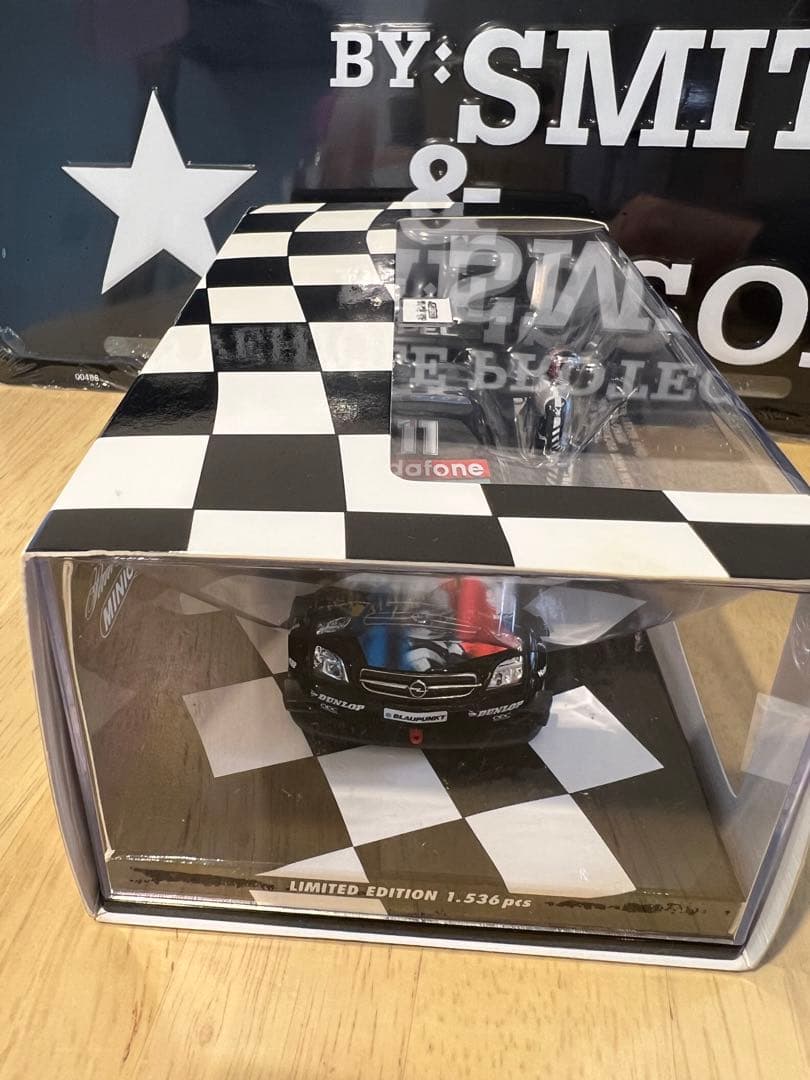 ミニチャンプス　OPEL VECTRA GTS V8 1／43ミニカー