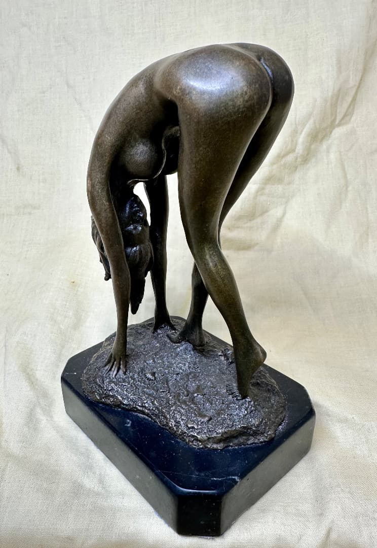 銅製彫刻・「ビーチの女」躍動的精美彫刻・