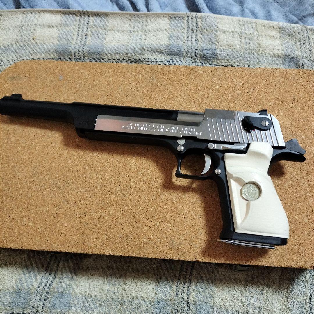 マルイ純正デザートイーグルリアルデザイン ツートンカスタムグリップ付き。