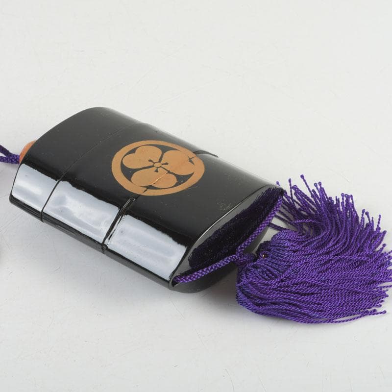 時代提げ物　黒漆　丸に片喰蒔絵　印籠　薬入　根付　緒締め玉　C　9446