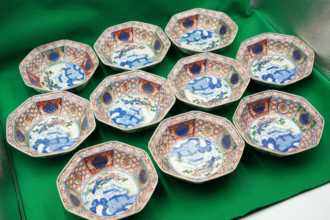 1，大聖寺伊万里１０客　赤絵金彩　八角中皿　大明萬暦年製　磁貫入　丸紋巻物　波図