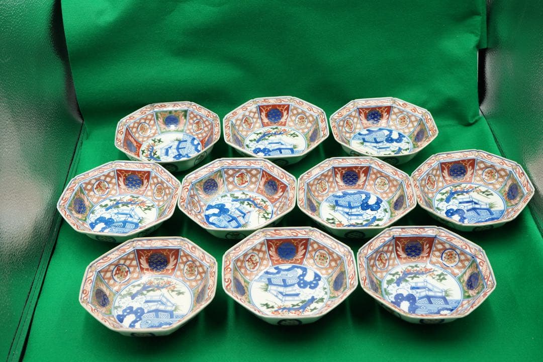 1，大聖寺伊万里１０客　赤絵金彩　八角中皿　大明萬暦年製　磁貫入　丸紋巻物　波図