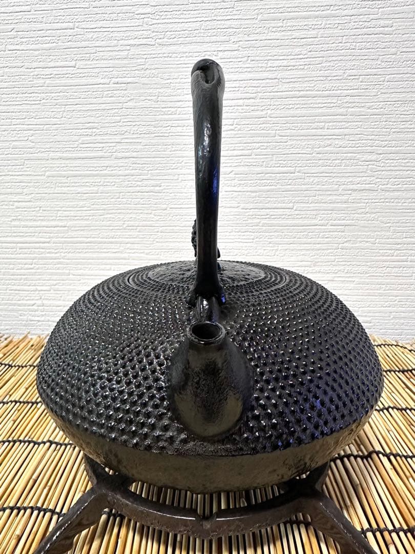 未使用品　南部及春鋳造　名工金秀造　捻鉉算盤形アラレ南部鉄瓶　南部鉄器　鉄瓶