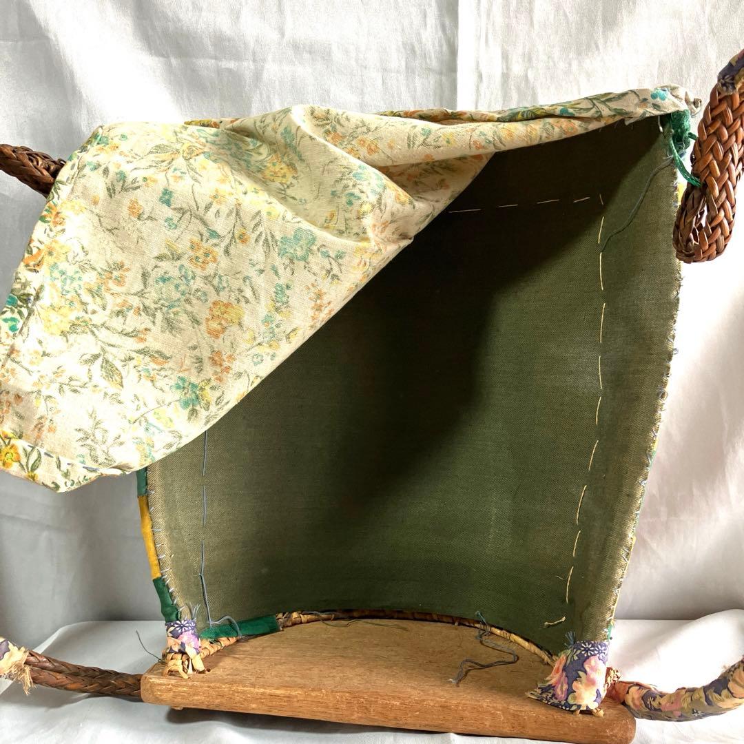 カリマンタン島ダヤック族ロタン編ビーズ飾り付き赤ちゃん背負籠　　　　　　貴重