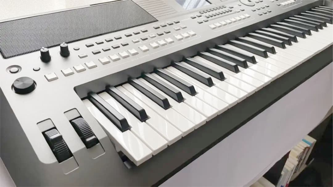 【未使用】YAMAHAポータブルキーボード PSR-S670（ケース付き）