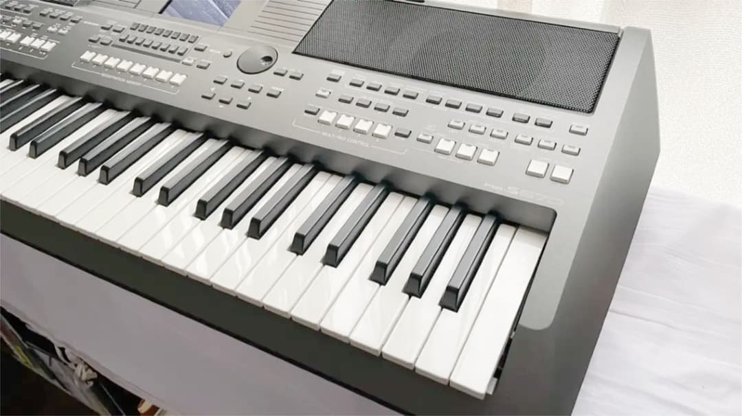 【未使用】YAMAHAポータブルキーボード PSR-S670（ケース付き）