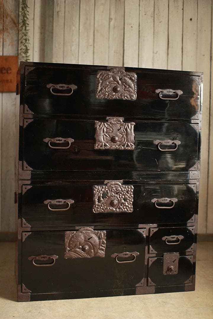 綺麗な打ち出し金具庄内箪笥　4杯　タンス　収納　古家具　古民家　時代家具