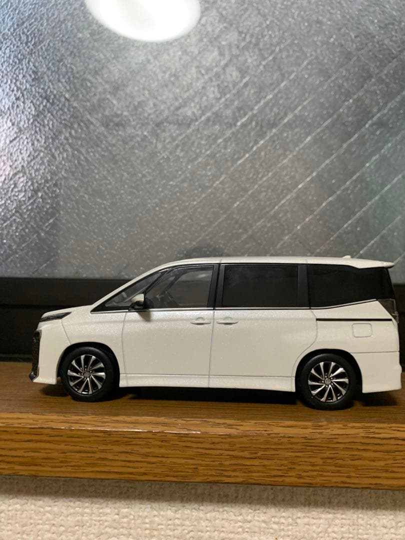 トヨタ 90ヴォクシー 30分の1ミニカー ホワイトパールクリスタルシャイン