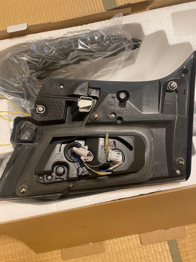 ヴァレンティ　30ヴェルファイア前期　テールランプ