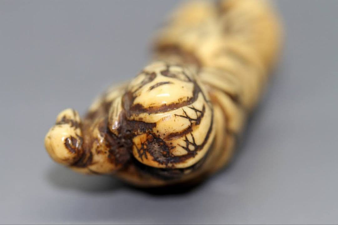 江戸時代 根付 「猿回しの大道芸人」 IS3