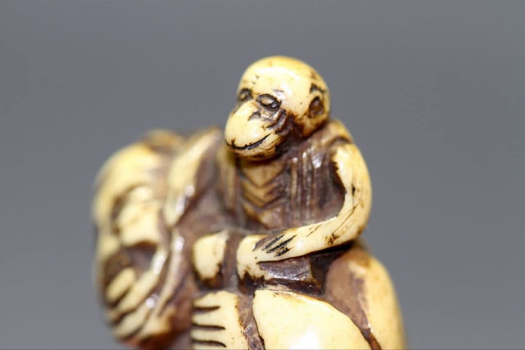 江戸時代 根付 「猿回しの大道芸人」 IS3