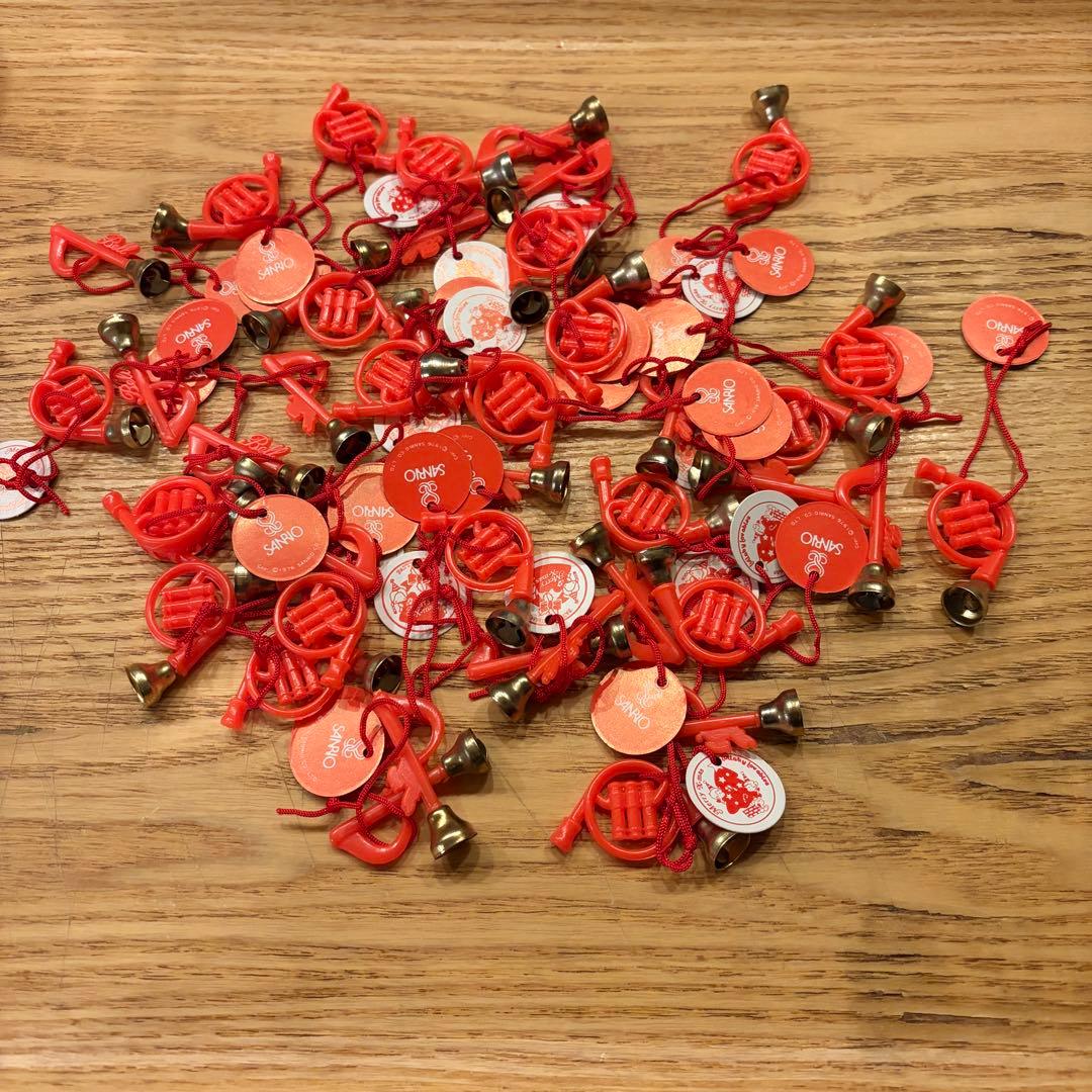 まとめ売り サンリオ 赤色 ラッパ ホルン チャーム 鈴付き 約60個