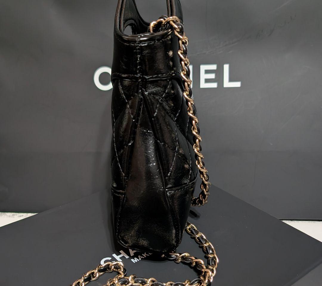 CHANEL ブラック キルティング エナメル加工バッグ