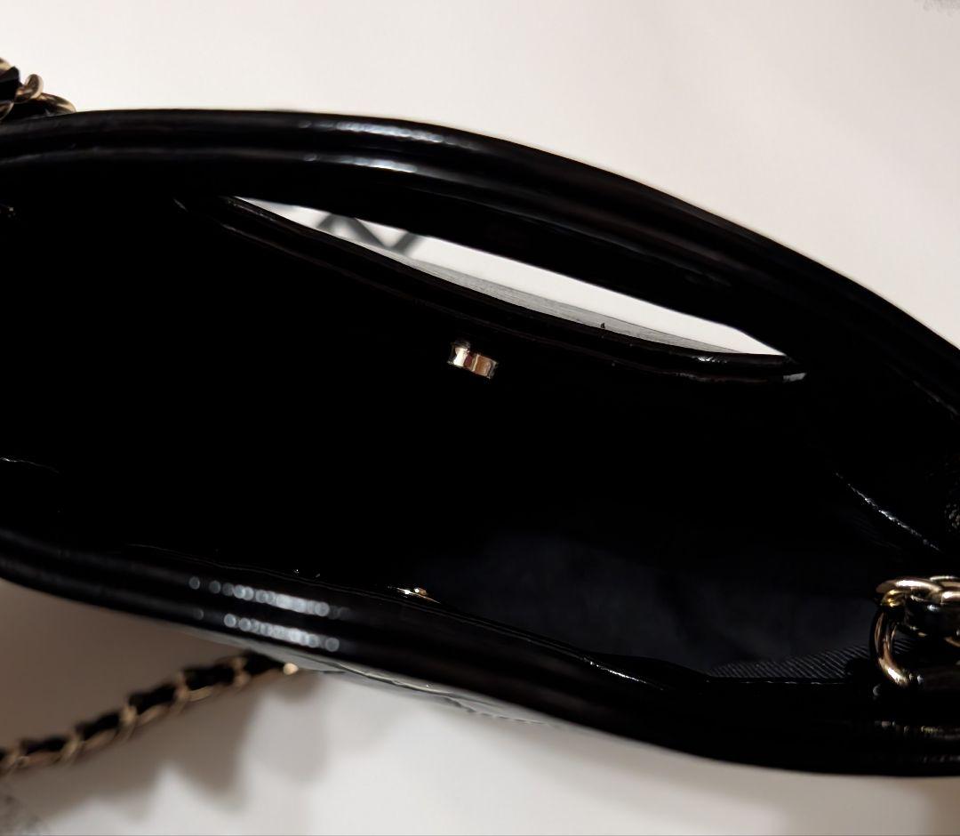 CHANEL ブラック キルティング エナメル加工バッグ
