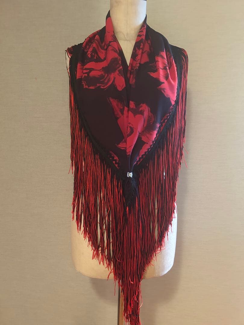新作:赤黒リバーシブルシージョフラメンコ衣装　フリンジ付き赤黒花柄スカーフ