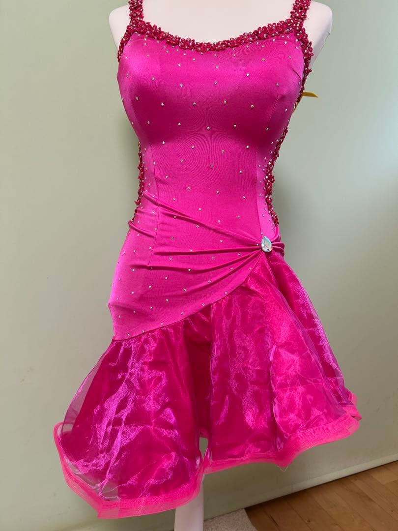 ピンク フリル付きダンスドレス