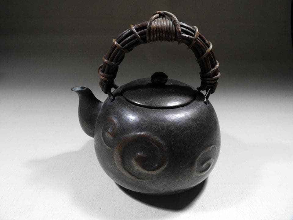 ●玉川堂 旧作 珍品逸品 渦模様 大湯沸 あけび弦手 銅器 薬缶 鎚起銅器 共箱