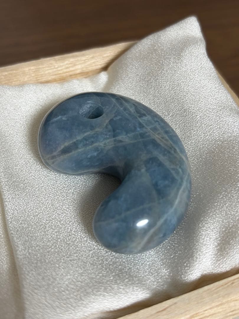 【55g】糸魚川翡翠 コン沢 青翡翠 入コン沢 勾玉 ひすい 大勾玉