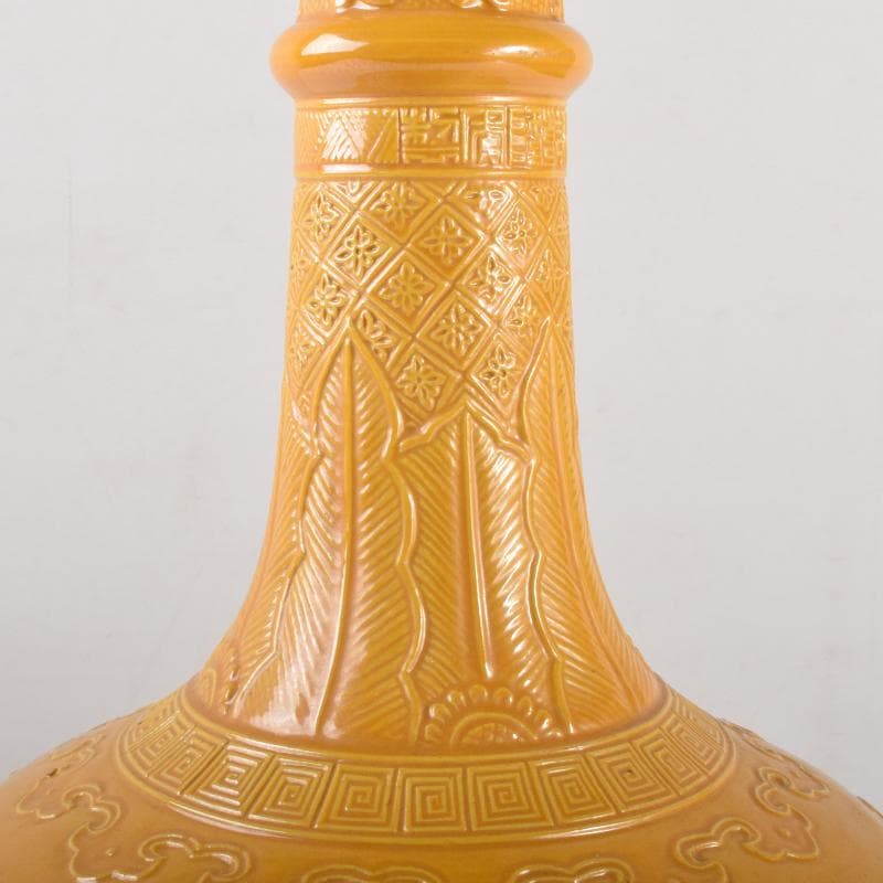 中国　黄釉　刻神獣纏枝花弁文　長顎瓶　在銘　V　7128A