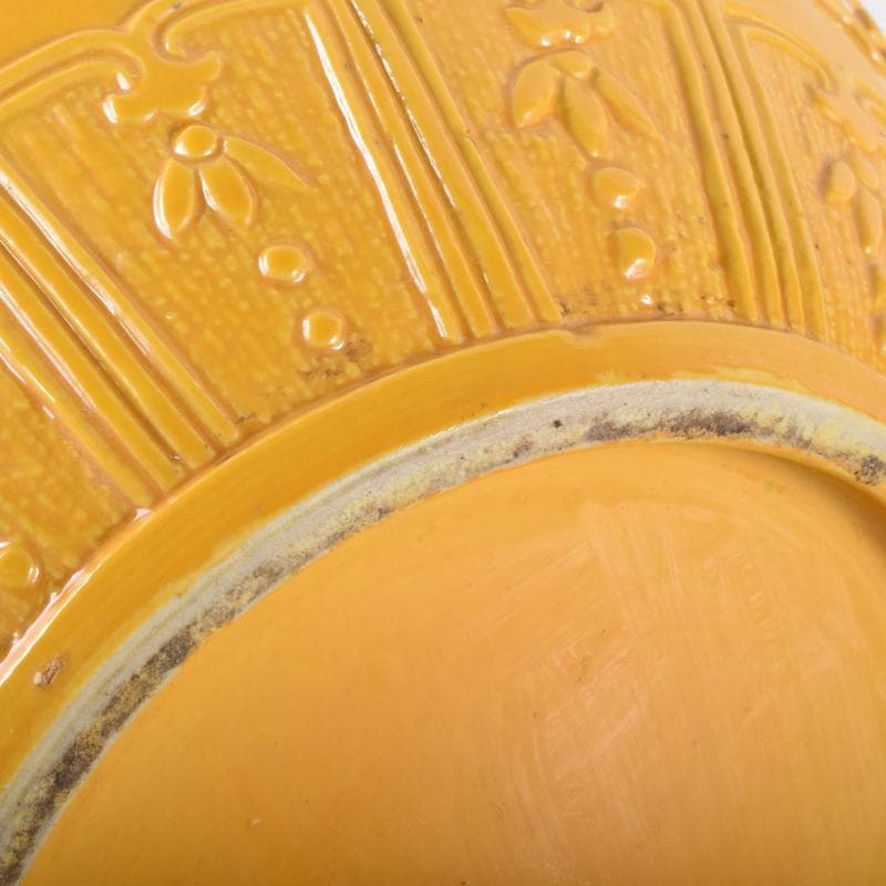 中国　黄釉　刻神獣纏枝花弁文　長顎瓶　在銘　V　7128A