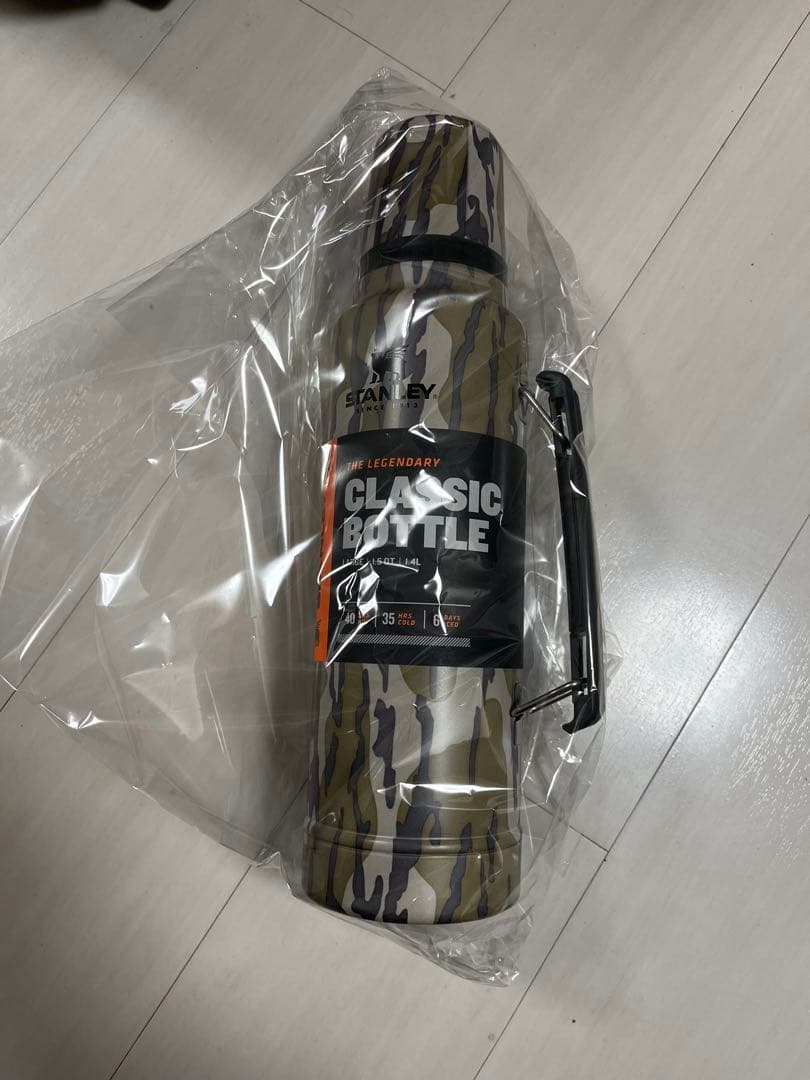 スタンレー　水筒　クラシック　真空ボトル　1.5QT (1.4L) 迷彩