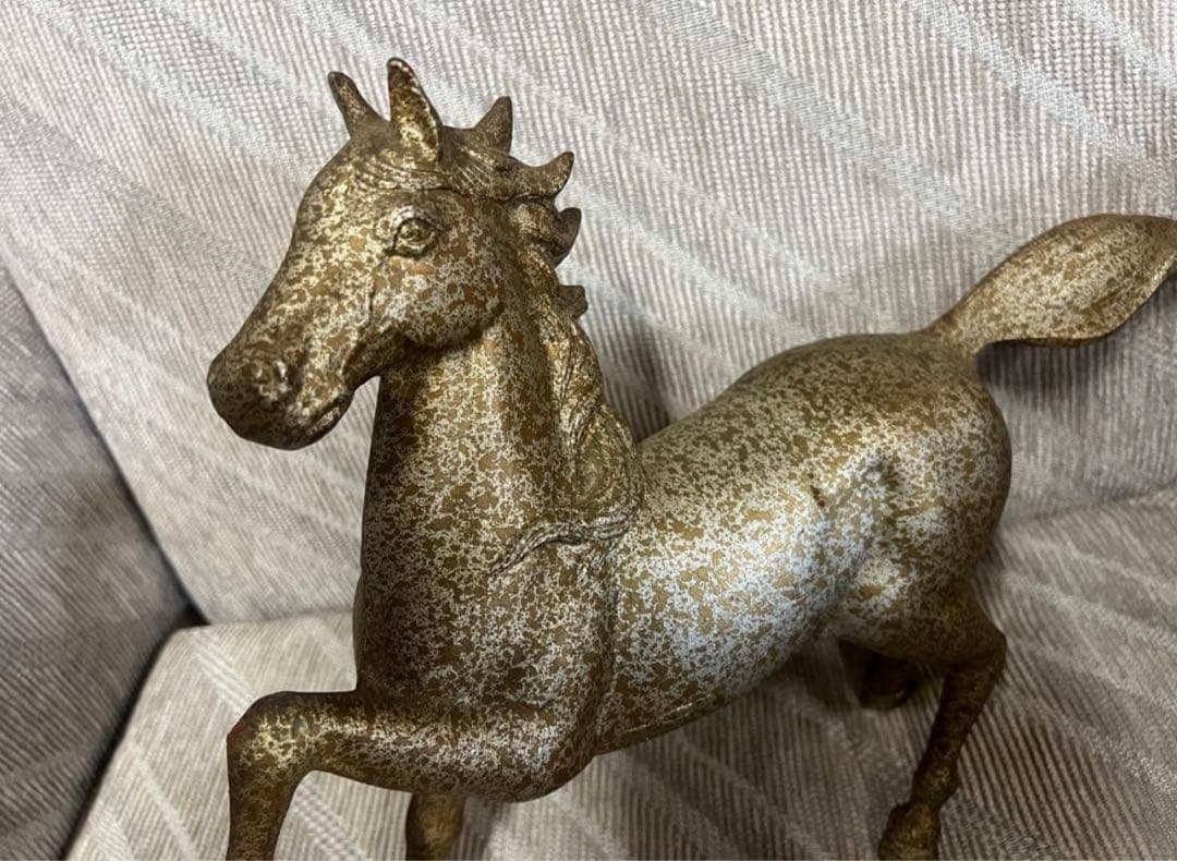金色の馬の置物