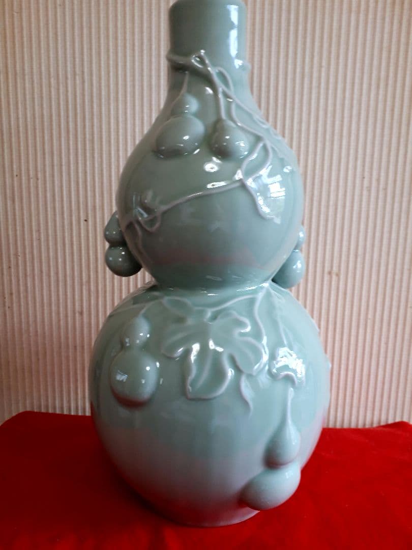 中国宜興青磁浮き彫瓢箪花瓶