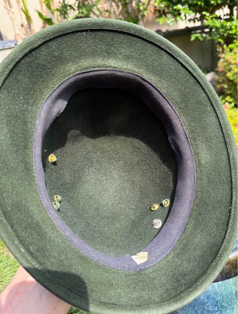 ドイツ　チロリアンハット　オクトーバーフェスト　オリーブグリーンのフェルトハット