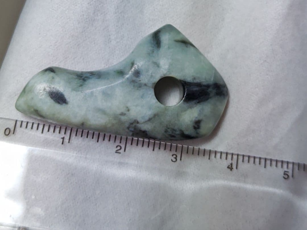 糸魚川　翡翠　黒　緑