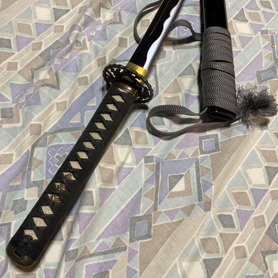 高級居合刀 黒灰色柄 松竹梅透し丸鍔 黒呂鞘