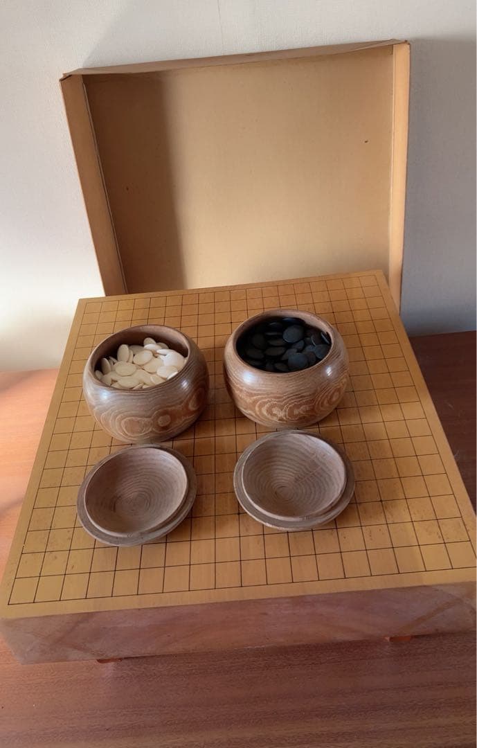 木製囲碁盤 へそ　脚付け　蛤碁石　那智黒石セット 白182 黒175