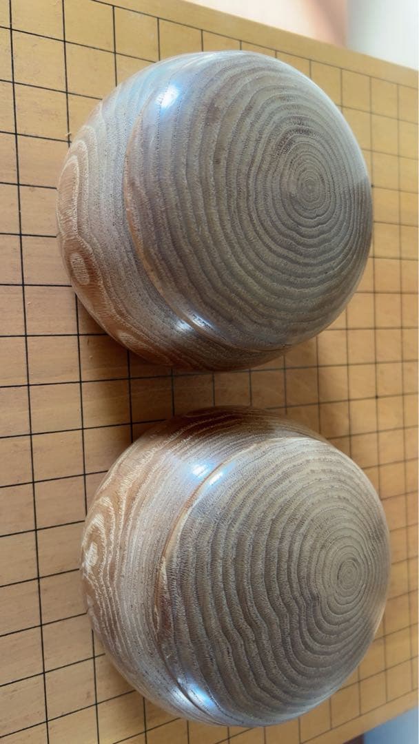 木製囲碁盤 へそ　脚付け　蛤碁石　那智黒石セット 白182 黒175