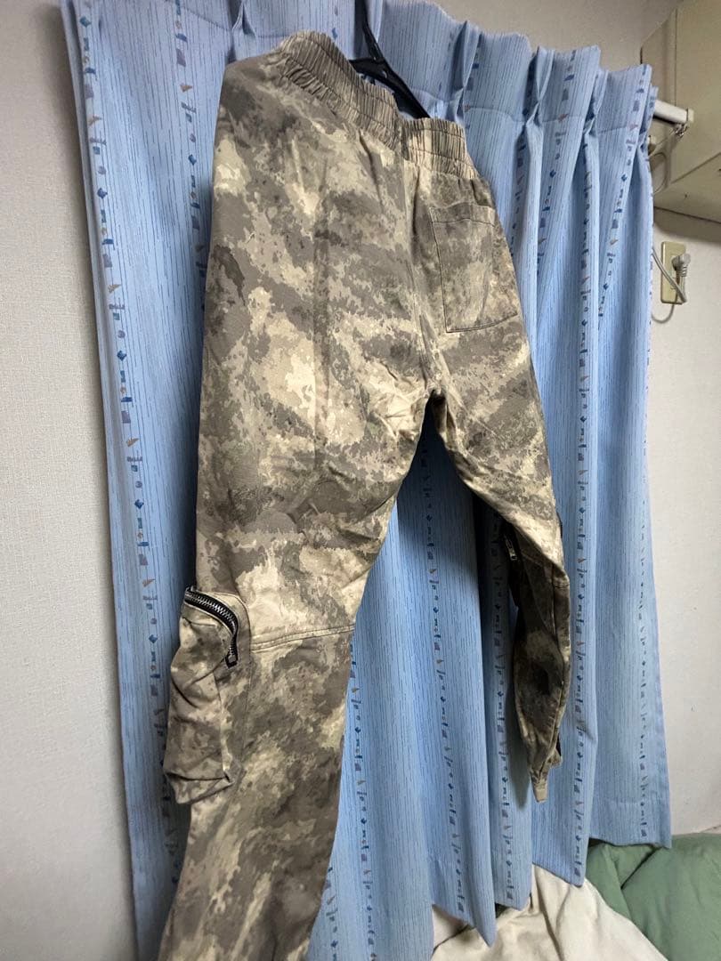 迷彩柄 ジッパーポケット付きパンツ