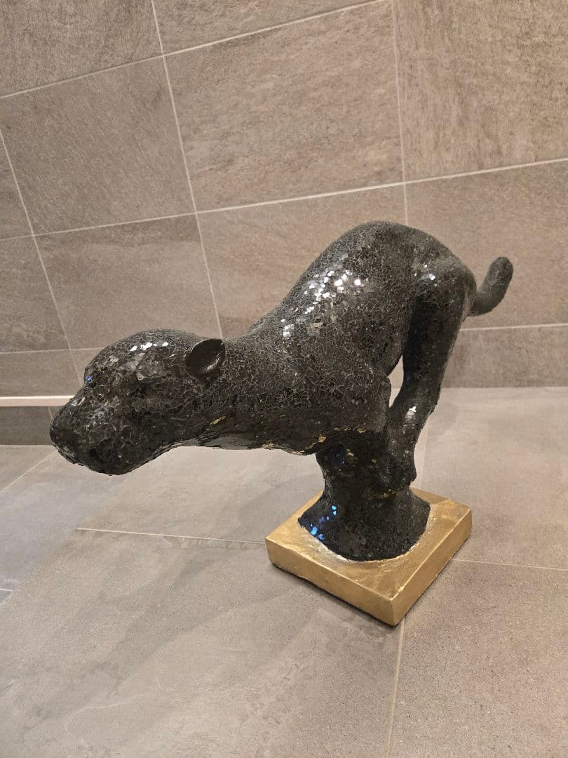 クロヒョウ　黒いオブジェ　 金色の台座付き 装飾品