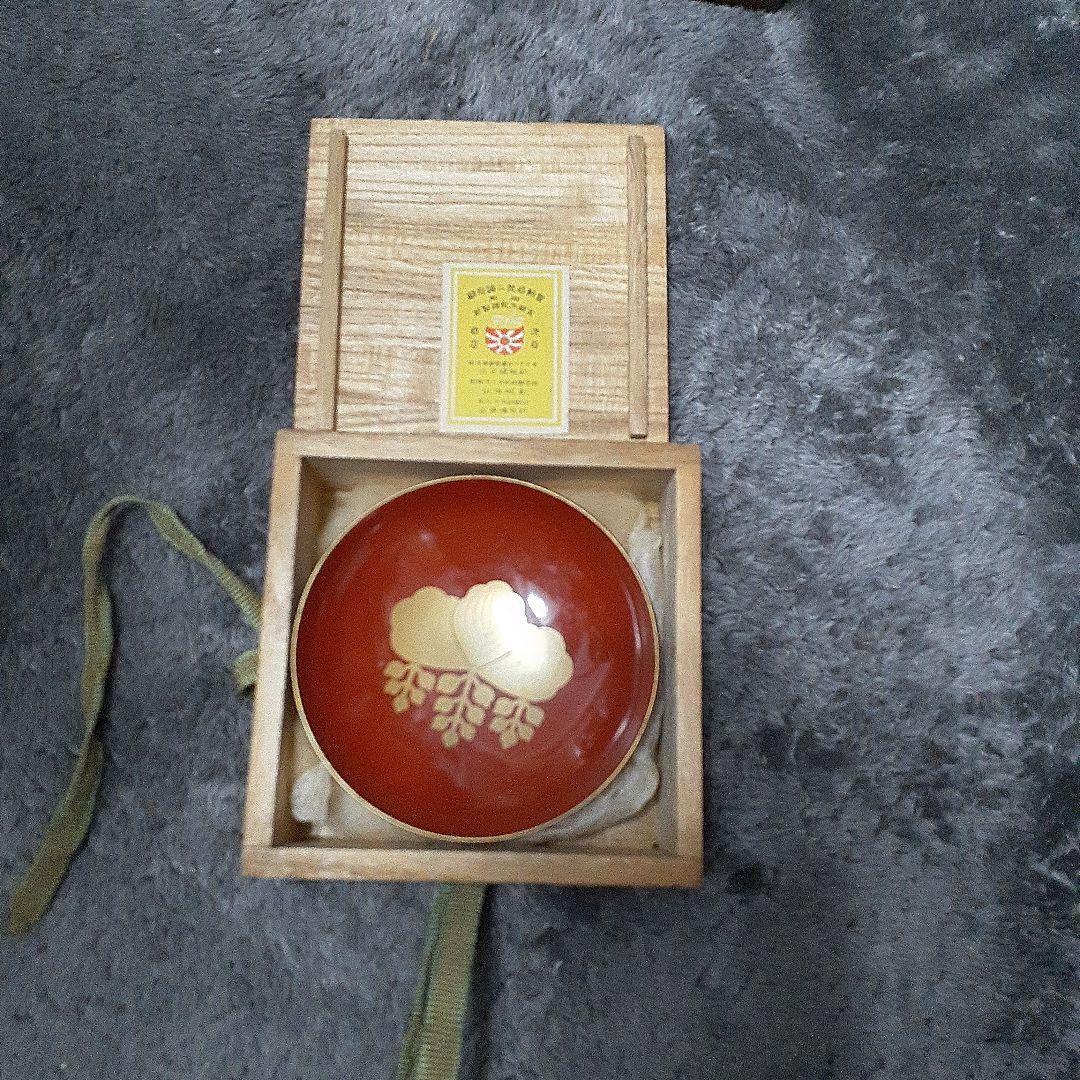 赤い漆器 杯　五三の桐