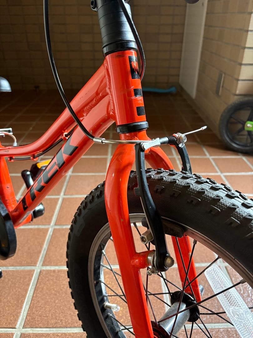 TREK トレック 16インチ 送料込み 全て純正品　補助輪&スタンド付き♪