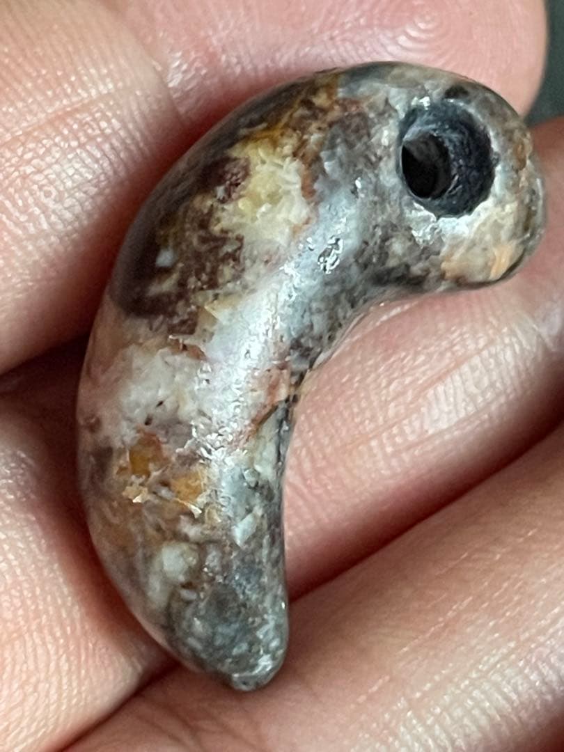 弥生〜古墳時代勾玉　変成岩？