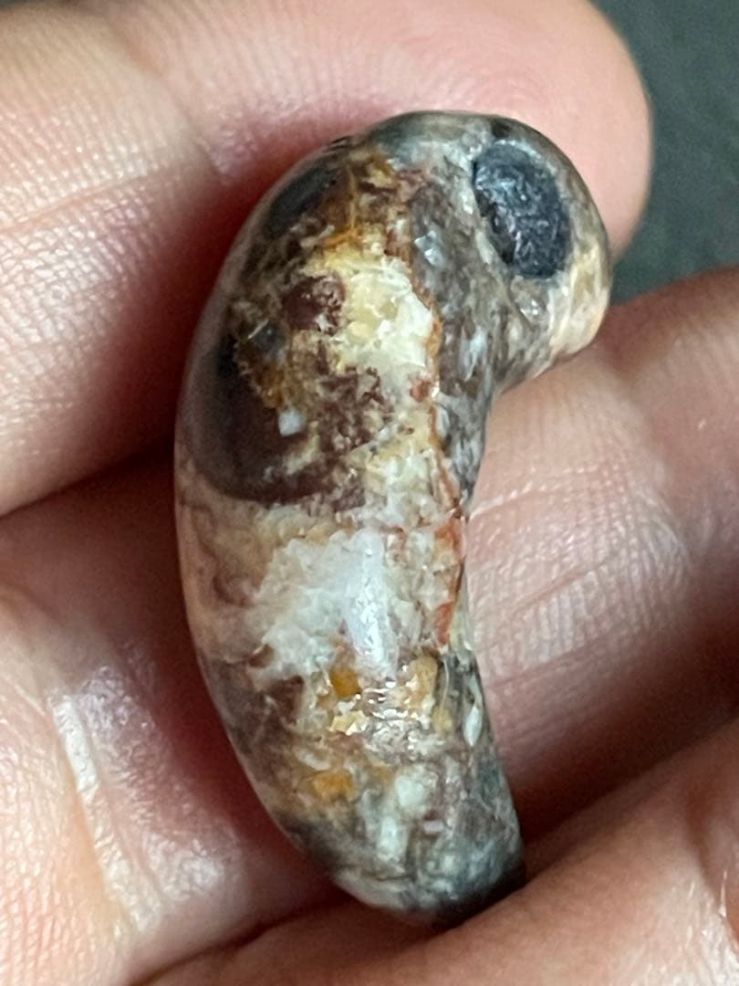 弥生〜古墳時代勾玉　変成岩？